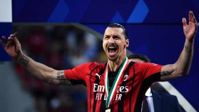 Zlatan Ibrahimovic celebró por todo lo alto la obtención del Scudetto del cuadro rossonero.