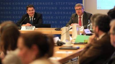 El presidente de Honduras, Juan Orlando Hernández, junto a directivos de la Fundación Konrad Adenauer.