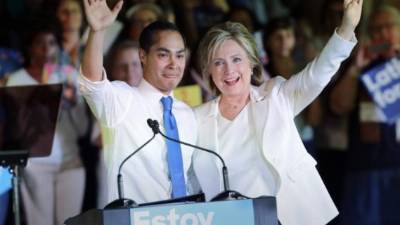 Julián Castro, de origen mexicano, junto a la demócrata Hillary Clinton.