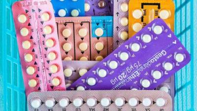 Las mujeres que no están usando los anticonceptivos deben tomar medidas para garantizar que los niveles de vitamina D.