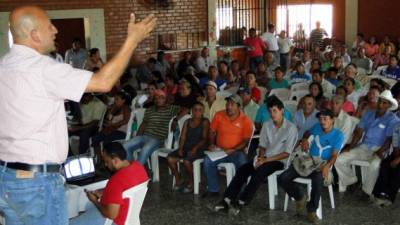 El alcalde Roberto Pineda expuso el domingo el problema a los habitantes durante un cabildo abierto. Foto: Efraín V. Molina.