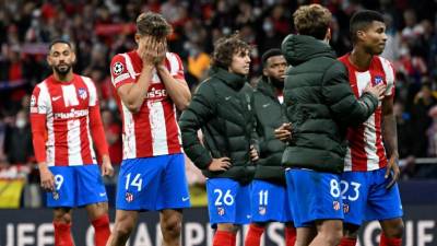 La plantilla del Atlético de Madrid y su lamento tras quedarse sin clasificar a semifinales. Foto AFP.