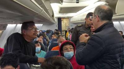 El mandatario colombiano mostró imágenes del traslado y la llegada de un centenar de migrantes deportados este martes.