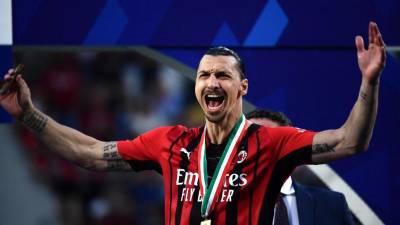 Zlatan Ibrahimovic celebró por todo lo alto la obtención del Scudetto del cuadro rossonero.