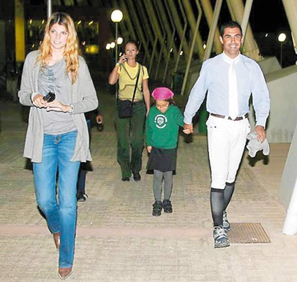 Athina regresa sin pompa