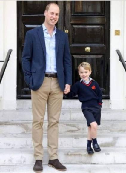 7 de septiembre de 2017: El príncipe George tiene su primer día de escuela en el instituto Thomas's Battersea, una escuela privada cerca de la casa de la familia en Kensington Palace. <br/><br/>Su padre lo deja en el primer día; Kate está demasiado enferma con las náuseas matutinas de su tercer embarazo para acompañarlos.