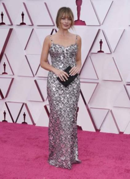 Margot Robbie, productora de 'Promising Young Woman' se decantó por un vestido de tirantes de Chanel.