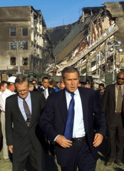 "Media hora antes, a las 09h30, ya informado del ataque contra la segunda torre, Bush había calificado los atentados de 'tragedia nacional'. 'El terrorismo contra nuestra nación no prevalecerá', dijo."