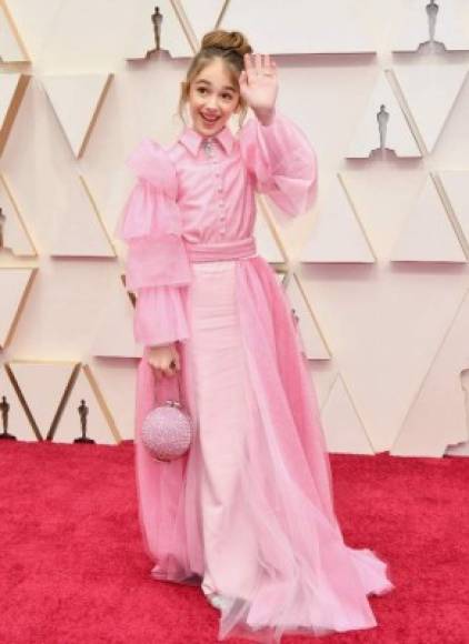 La actriz infantil Julia Butters de rosa en la alfombra roja de los Óscar. Su participación en la película 'Once Upon a Time in Hollywood' la hizo ganar buenas críticas.