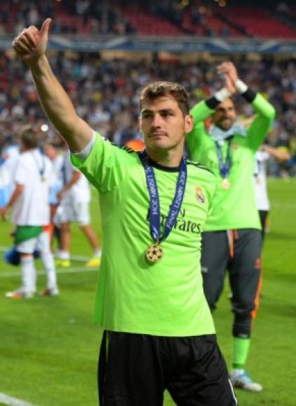 El portero Iker Casillas inició su carrera desde temprana edad en el Real Madrid y dio el salto al estrellato mundial vistiendo sus colores y hasta conquistó una Copa Mundial con la Selección Española. Cuando decidió partir hacia el Porto de Portugal su despedida fue solo y entre lágrimas en una conferencia de prensa.