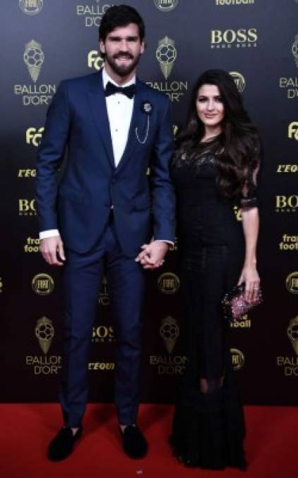 El portero brasileño del Liverpool, Alisson Becker, junto a su pareja.