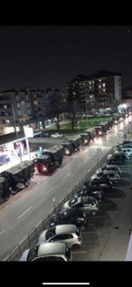 La imagen de la impresionante caravana verde oliva, recogida por los medios italianos, es una muestra de cómo la epidemia está golpeando a la provincia de Bérgamo, la más afectada dentro de Lombardía, con cerca de 55 muertes diarias por la enfermedad.