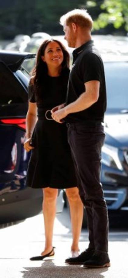 Meghan, que dio a luz a su bebé Archie hace solo unas semanas, el 06 de mayo, optó un vestido casual y zapatillas cómodas para la ocasión.