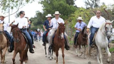 El presidente Hernández junto a ganaderos.