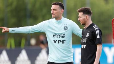 Lionel Scaloni, DT de Argentina, en el momento que le da instrucciones a Messi en el entrenamiento de este lunes.