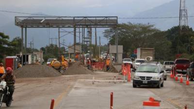 Los trabajos en la estación de cobro de peaje en la autopista entre El Progreso y San Pedro Sula están muy avanzados. Los empresarios se reunieron de emergencia. Foto: Efraín Molina