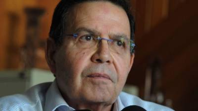 El expresidente hondureño Rafael Callejas viajó este lunes a Estados Unidos para entregarse a la justicia de ese país.