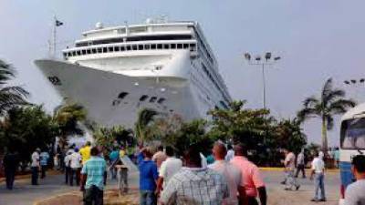 El MSC Armonía permaneció en el puerto de Roatán hasta la madrugada de este miércoles, zarpando una vez finalizadas las inspecciones de los daños.
