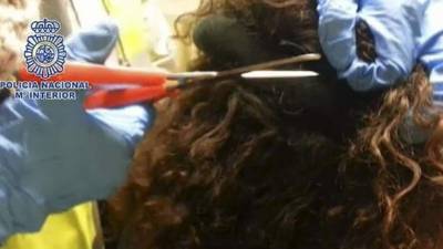 Fotografía facilitada por la Policía Nacional que ha detenido a una mujer que portaba casi un kilo de cocaína oculto bajo una peluca a su llegada al aeropuerto Adolfo Suárez Madrid-Barajas en un vuelo procedente de Sao Paulo, Brasil. EFE