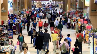 Cientos de personas circulando por la terminal de transporte. Foto: Jordan Perdomo.