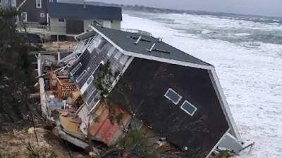 La tormenta invernal Orlena desató su furia la noche del martes en la costa de Massachusetts, donde varios edificios fueron arrastrados por las fuertes olas y vientos hacia el mar.