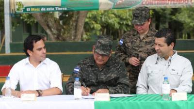 Autoridades gubernamentales durante la firma del convenio en un evento celebrado en El Paraíso.