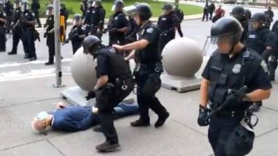 La agresión contra el manifestante de 75 años provocó revuelo.