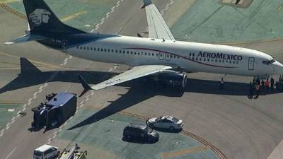El avión derribo con su ala derecha un camión en la pista.
