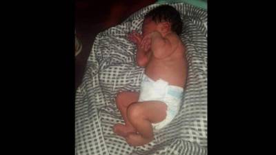 El recién nacido estaba en una caja de cartón.