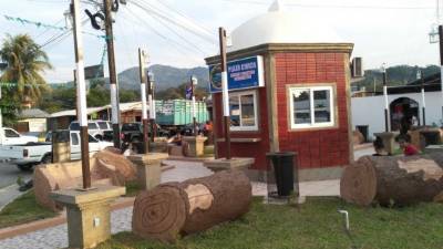 La plaza cívica está ubicada en el centro de Omoa. Es utilizada como sitio de información para los turistas.