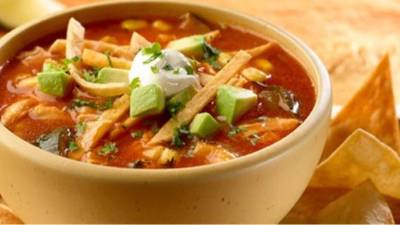 La sopa de tortilla es un platillo fácil de preparar.