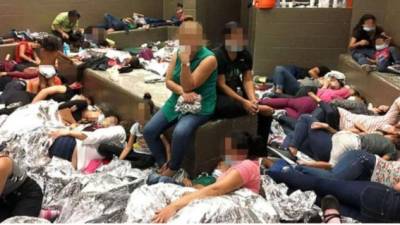Varios congresistas que visitaron los centros de detención presentaron un informe sobre las condiciones en las que viven los migrantes detenidos.