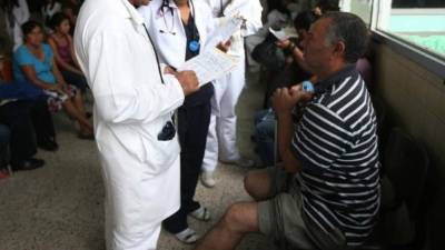 Los falsos médicos dirigieron brigadas médicas y supervisaron atención a pacientes. Foto: Archivo.