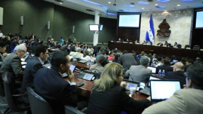 Los diputados durante los debates en la cámara legislativa para aprobar el presupuesto 2015.