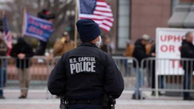 El jefe de la policía del Capitolio en Washington renunció el jueves, un día después de que partidarios incitados por el presidente Donald Trump asaltaran la sede del Congreso estadounidense. AFP