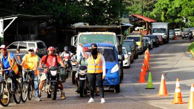 La caída parcial del puente Saopín sobre el río Cangrejal de La Ceiba, Atlántida, debido al paso de la tormenta Sara, ha dejado un caos vial, ya que solo se puede cruzar por el puente Reino de Suecia. Fotos: Esaú Ocampo