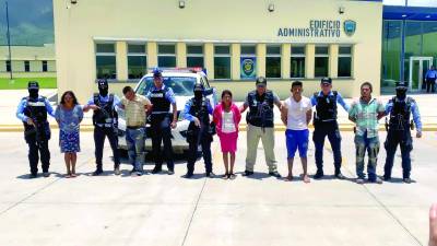 Los detenidos se encontraban en su vivienda cuando fueron sorprendidos por la Policía, dos son familia.