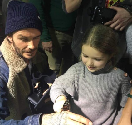 ¡Escándalo!, David Beckham besa a su hija en la boca  