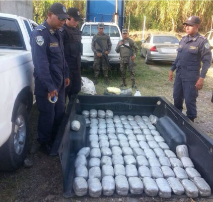 Hondureño capturado con droga escapa frente a policías