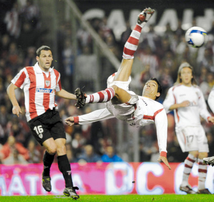 El Barça sufre, pero clasifica a la final