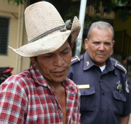 Supuesta amiga le roba a su bebito a una humilde muchacha