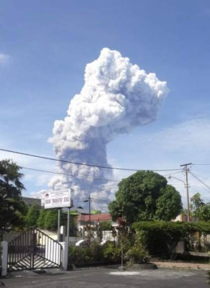 Agravando la tragedia en Célebes, el volcán Sotupan entró hoy en erupción, lo que obligó a las autoridades del país asiático a elevar la alerta en la zona a nivel 3 de una escala de 4, informaron fuentes oficiales.