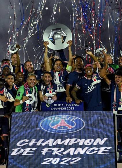 Los jugadores del PSG alzaron el trofeo que los acredita campeones de la Liga de Francia.