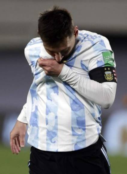 Leo Messi se besó el escudo de Argentina tras su primer golazo ante Bolivia.