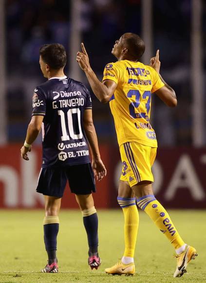 Luis Quiñones festejando las manos arribas tras anotar el gol del triunfo de Tigres ante Motagua.