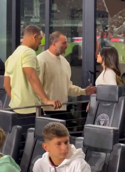 Previo al partido también aprovechó para saludar a Antonela Roccuzo, esposa de Lionel Messi, 