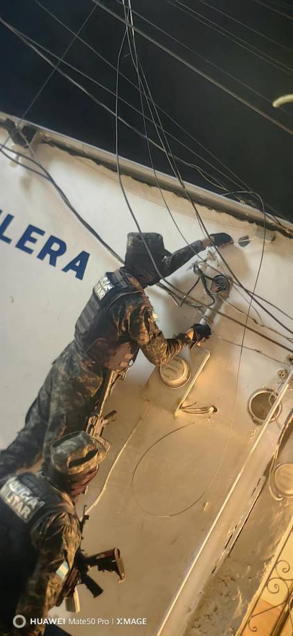 Este sistema incluía dispositivos electrónicos como cámaras tipo foco, cámaras de control remoto y una cámara con visión de 360 grados.