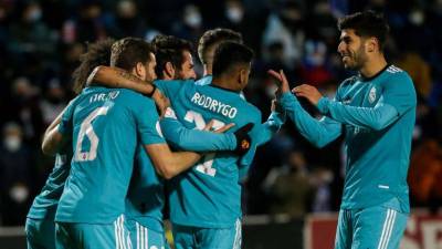 Jugadores del Real Madrid celebrando uno de los tres goles en la victoria ante Alcoyano.