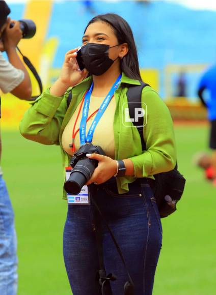 La hermosa Desired Majano, fotógrafa la Liga Betcris de Honduras, robó miradas en la Gran Final.