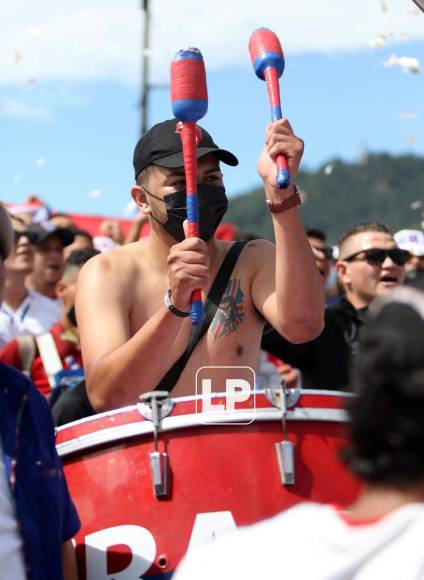 Con tambores alentaron los aficionados del Olimpia a su equipo.